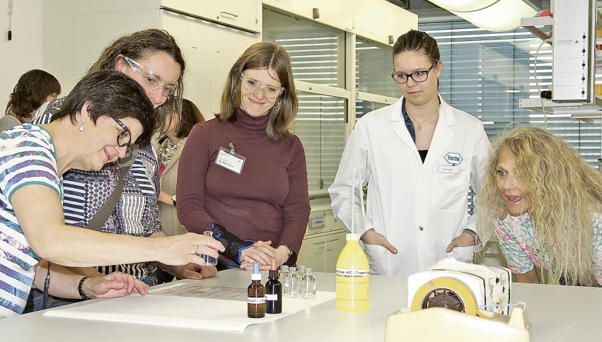 Mitarbeiterin Jasmin Saxer zeigte den Sek-II-Lehrern aus dem Oberen Fricktal, welche Möglichkeiten das Roche-Schullabor für die Schüler bereithält.