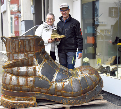 Eisenkünstler Daniel Schwarz und Ladeninhaberin Cécile Knecht vor dem eisernen Nagelschuh. 